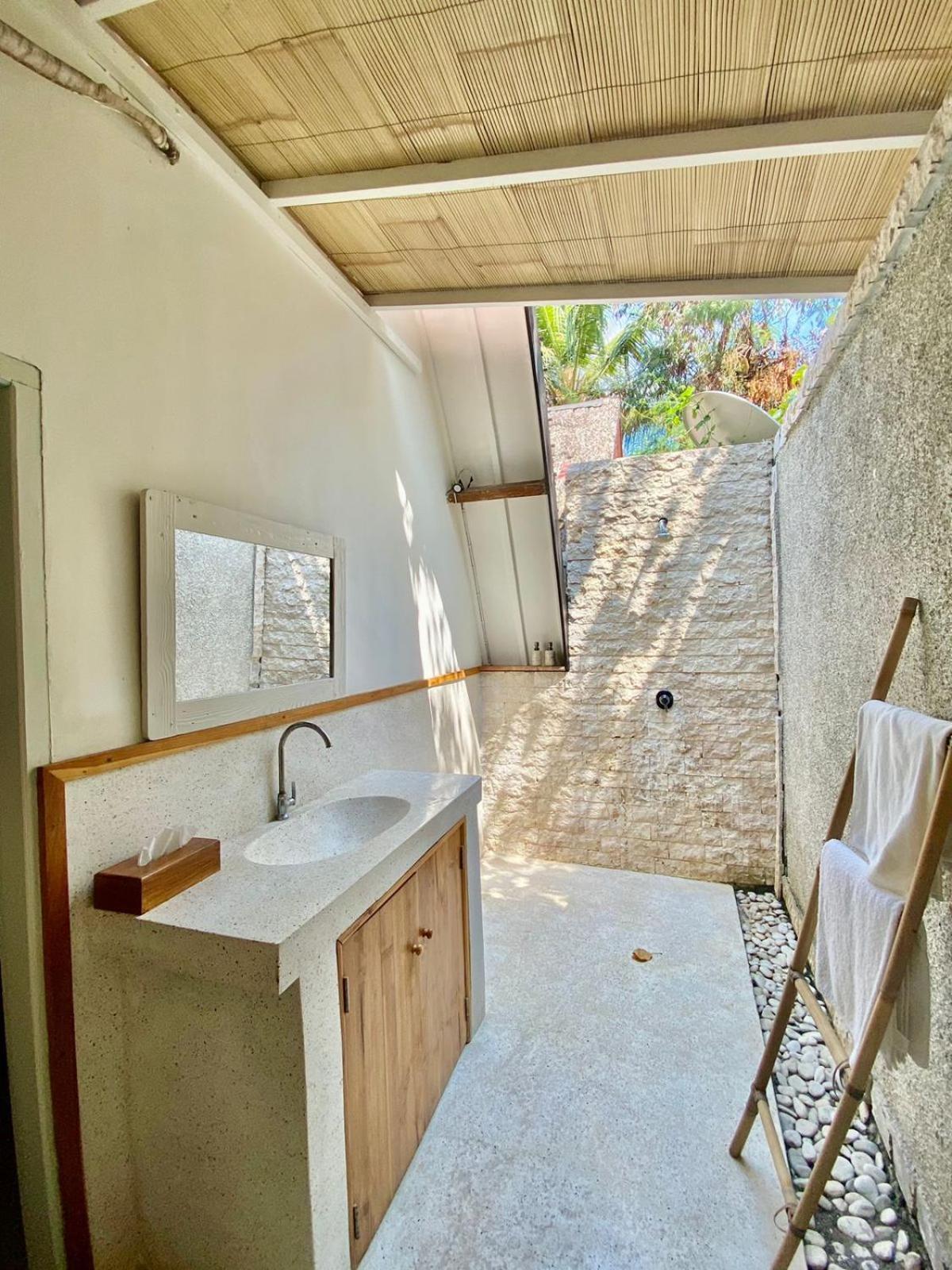 Hostel Lucky'S Gili Air Exterior foto